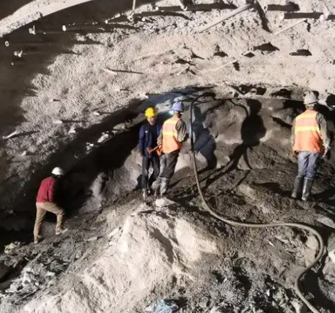 港闸拱顶带模注浆料的施工流程及注意事项